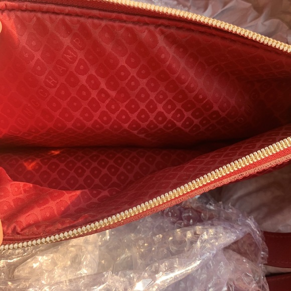 PLUM RED LONGCHAMP MINIMAL BEAUTY: crossbody, spacious, feminine. Leather bag. - Picture 14 of 17